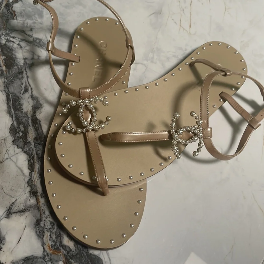 Chanel Nude & White Pearl Thong Flat Sandals🤍